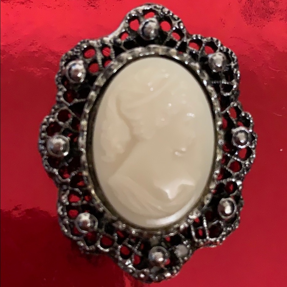 #482 Vintage Cameo Brooch